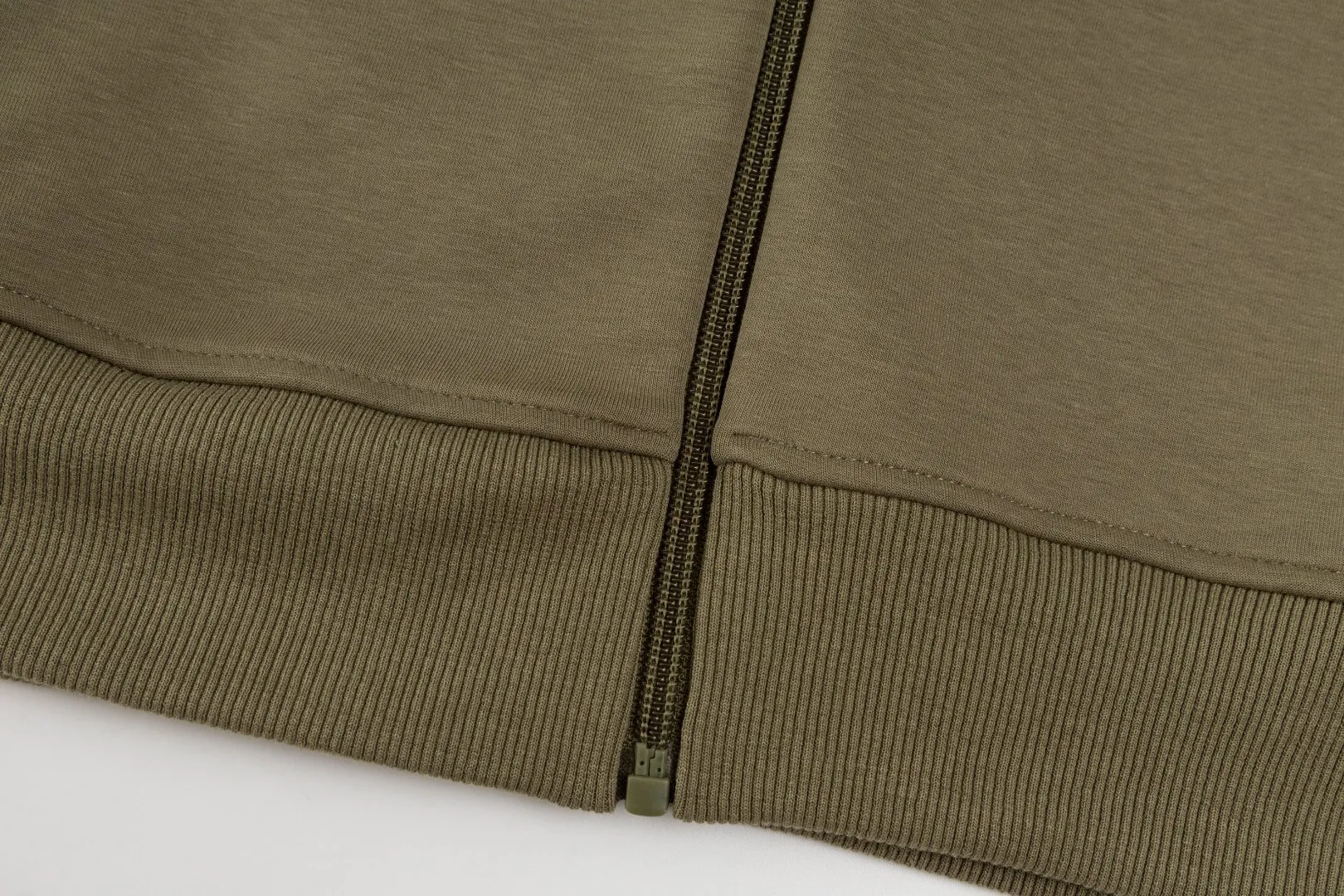 P236 #R95 Ralph Lauren/Ralph Lauren Twelve Color Pony🐎 Embroidered zipper cardigan jacket hooded sweatshirt This hooded sweatshirt is decorated with a simple style that represents Ralph Lauren. It is paired with a pony embroidery pattern, which is three-dimensional and full! The solid color fabric paired with exquisite embroidery instantly sets it off! Hooded sports design, loose and casual fit! The overall texture is very strong! Through the pictures, we can feel the thickness and texture of custom-woven and dyed threads. The workmanship is exquisite. They are shipped from major foreign trade factories. They are all made by masters with many years of experience. Everything is of high standards and requirements! Simple and versatile style ~ super delicate and soft, close to the body without being tied, all fabrics and accessories are original custom-made and of high quality! Perfectly reflects the brand’s sense of superiority! Standard cut, comfortable stretch, unrestricted movement! Highly practical, high-end and classy! Versatile style ~ can be paired with jeans or jogging pants. Ideal for transitioning from your morning commute to weekend events!  Color: Black with red label Black with white label Khaki Navy blue with red label Navy blue with white label White Light gray Dark gray Burgundy Army green Light blue Pink Size: S M L